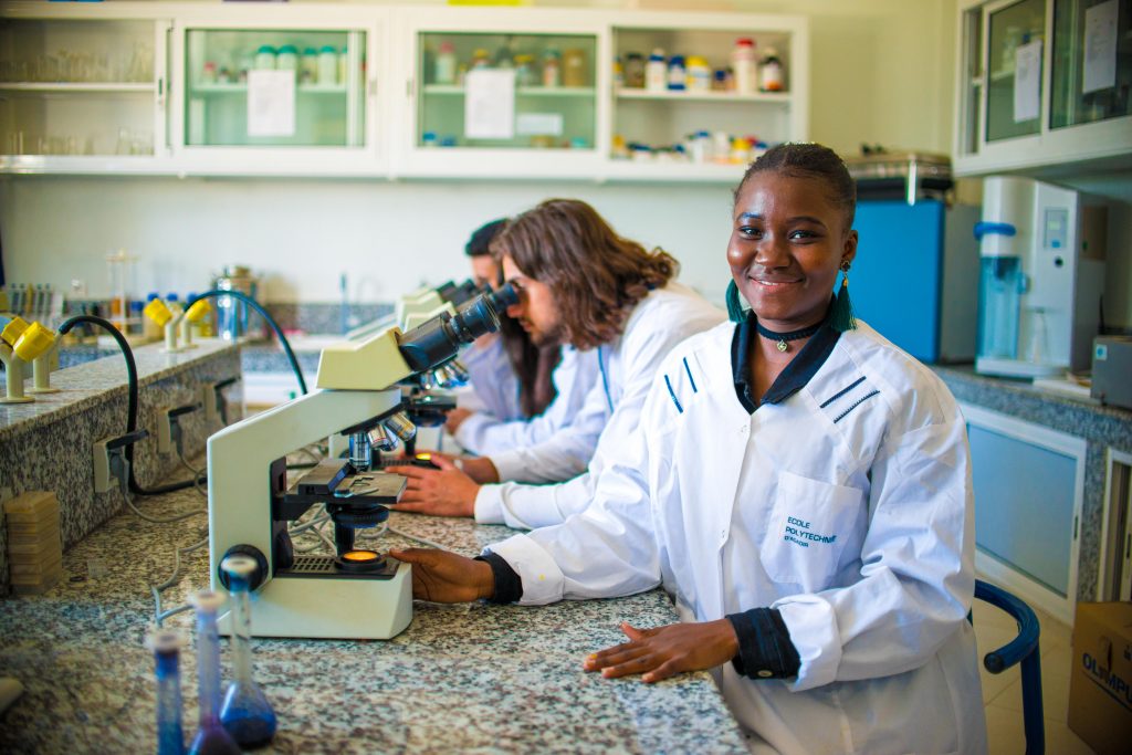 des travaux pratiques dans les laboratoires scientifiques et techniques de l’école Polytechnique d'Agadir