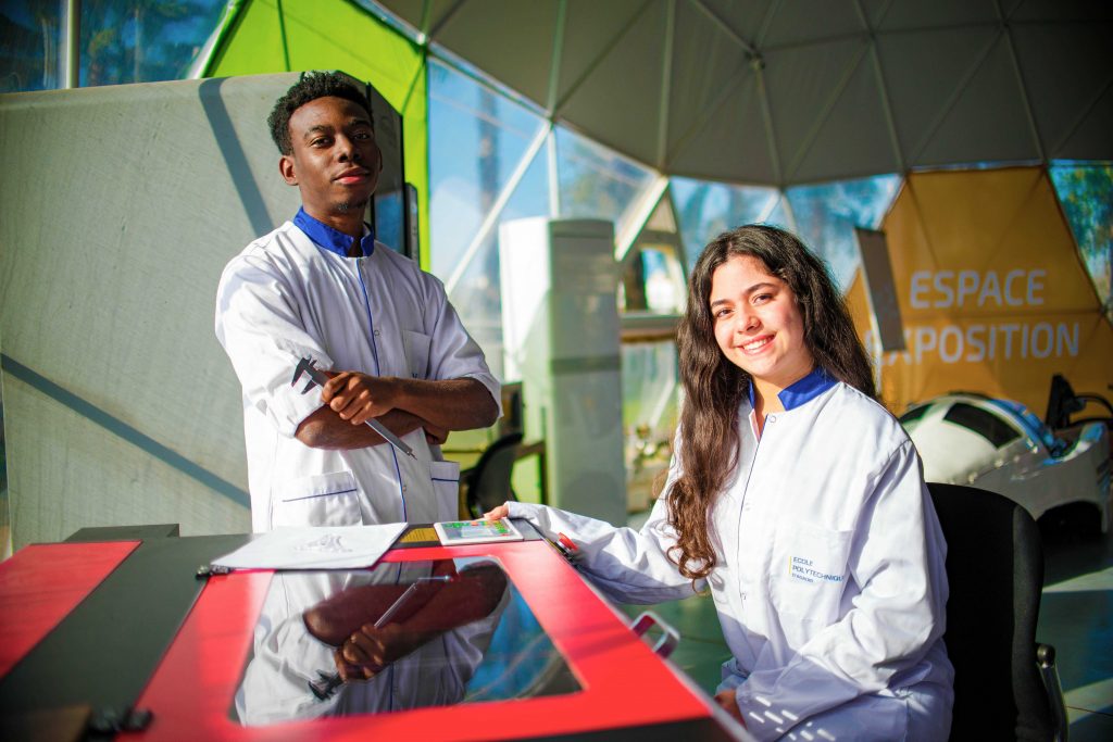 des futurs ingénieurs qui exposent leurs projets .