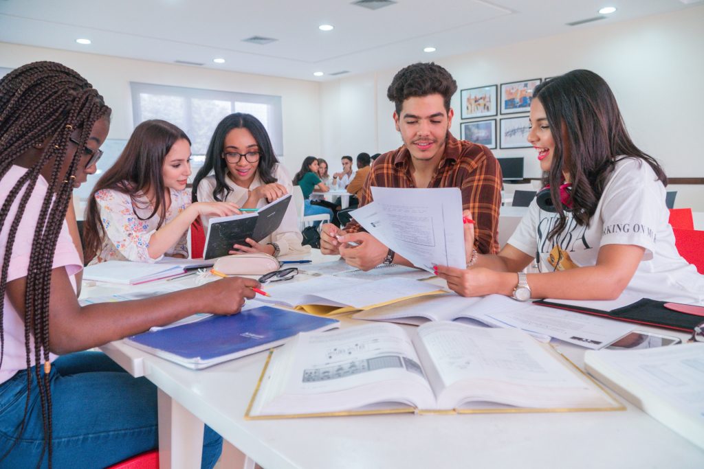 espace de lecture pour effectuer les travaux et les projets .