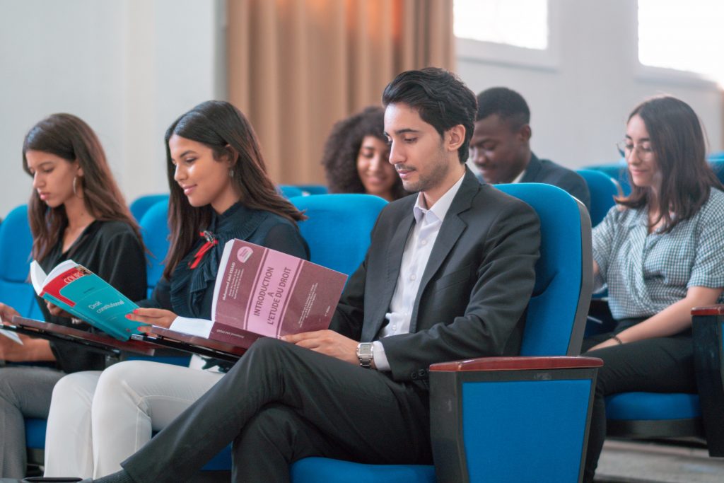une salle de conférence au sein de l'Universiapolis .