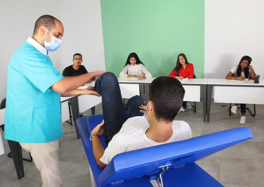 une formation pour les étudiants d'Universia'Health des méthodes d’évaluation et de traitement en kinésithérapie.