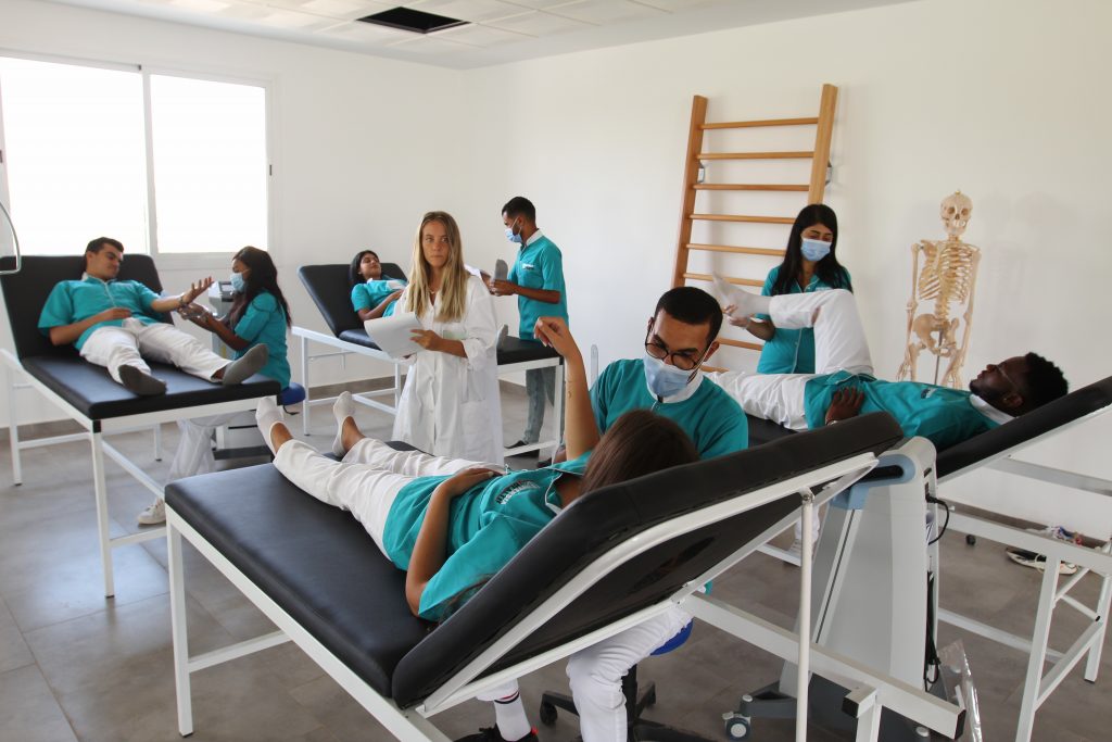 des travaux pratiques de la kinésithérapie au sein de l'Universia'Health.