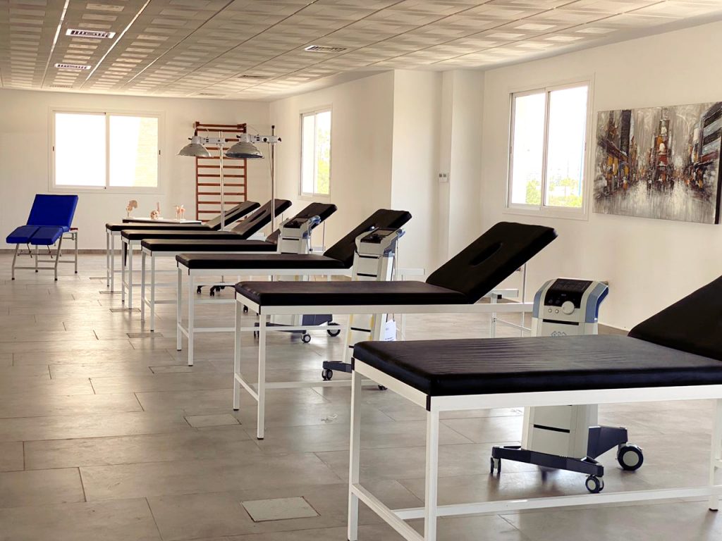 matériel kiné : tables de massage, chaises de massage, matériel de rééducation.